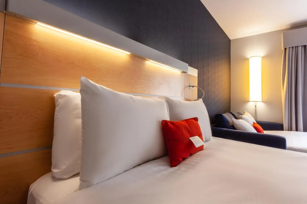 Hotel room with a bed and red pillow at Holiday Inn Express Edinburgh – Royal Mile