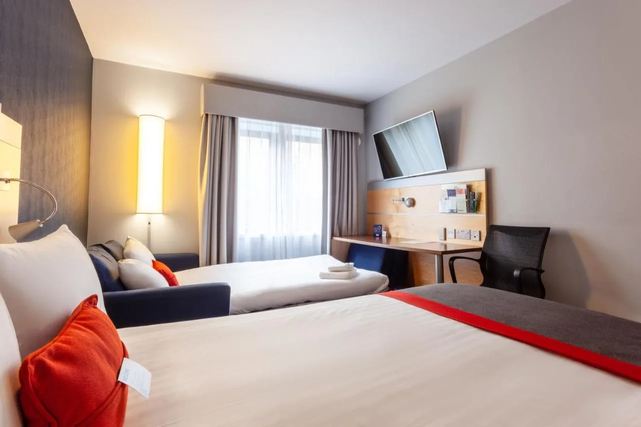 Twin room with two beds and a desk at Holiday Inn Express Edinburgh – Royal Mile