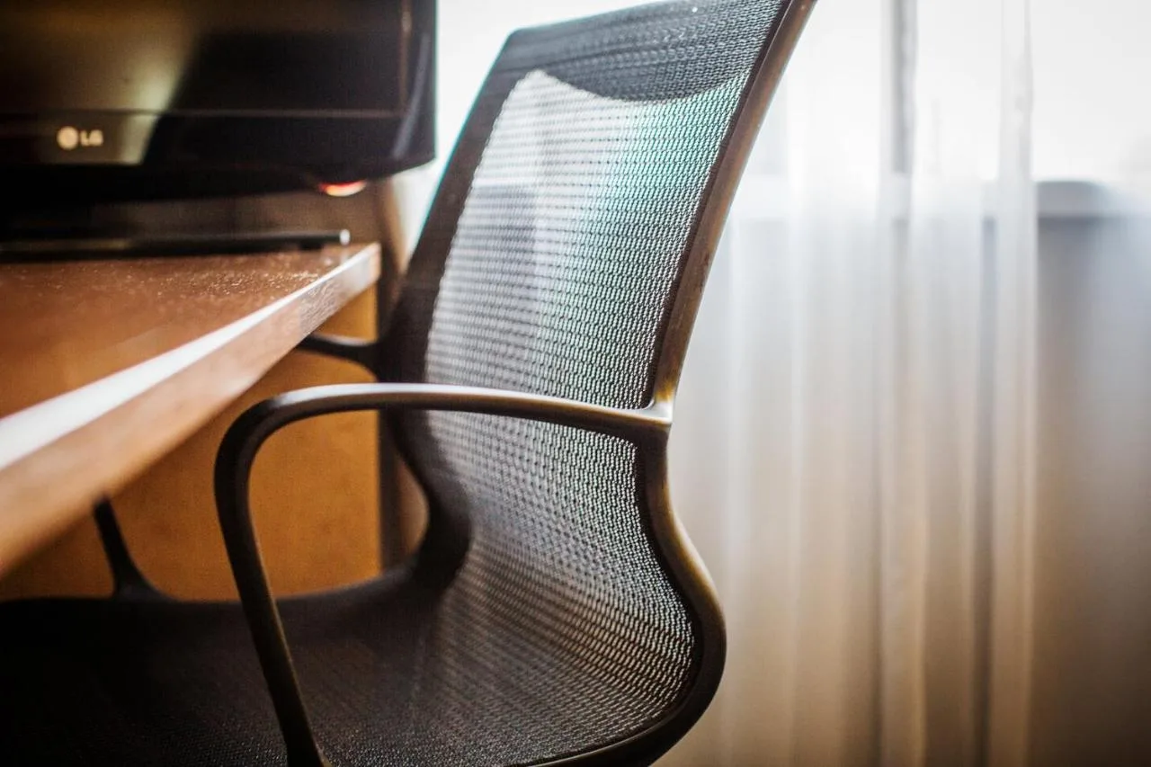 Desk chair and workspace at Holiday Inn Express Edinburgh – Royal Mile